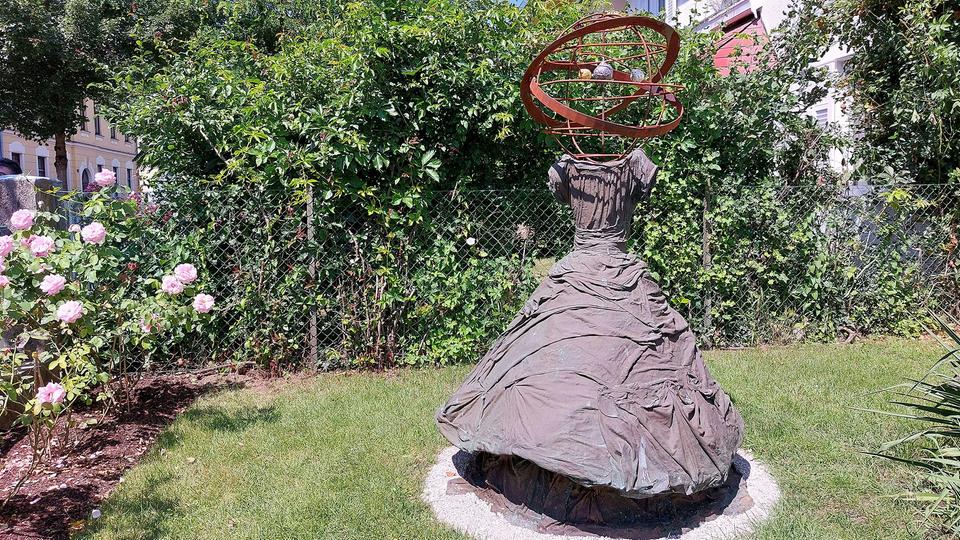 Das Werk von Anselm Kiefer mit dem Titel "Die Orden der Nacht" steht im Garten des Bachmann-Hauses in Klagenfurt.