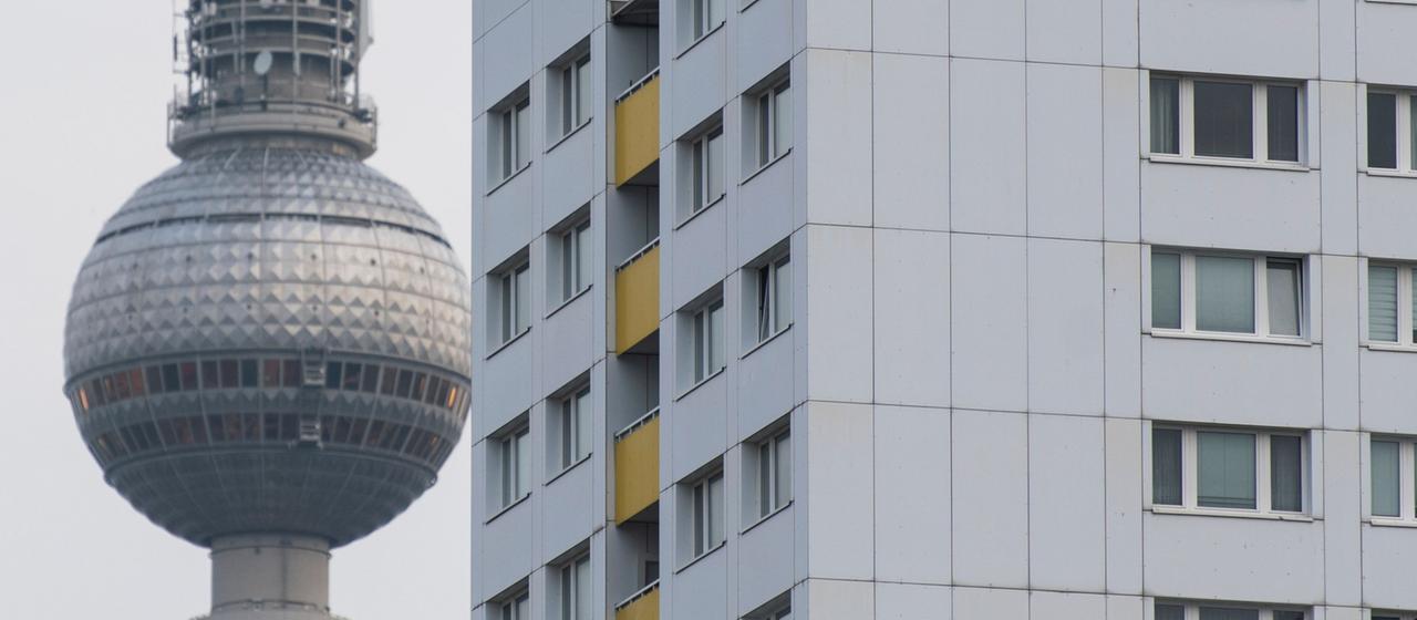 Hinter einem Mietshaus in Berlin steht der Fernsehturm. (Archiv)