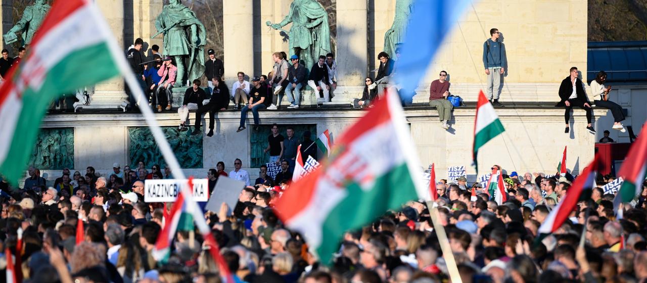 Anhänger von Peter Magyar bei einer Kundgebung in Budapest
