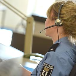 Eine Mitarbeiterin der Polizei sitzt am 03.11.2015 in der Einsatzzentrale der Berliner Polizei. (Quelle: dpa-Zentralbild/Britta Pedersen)