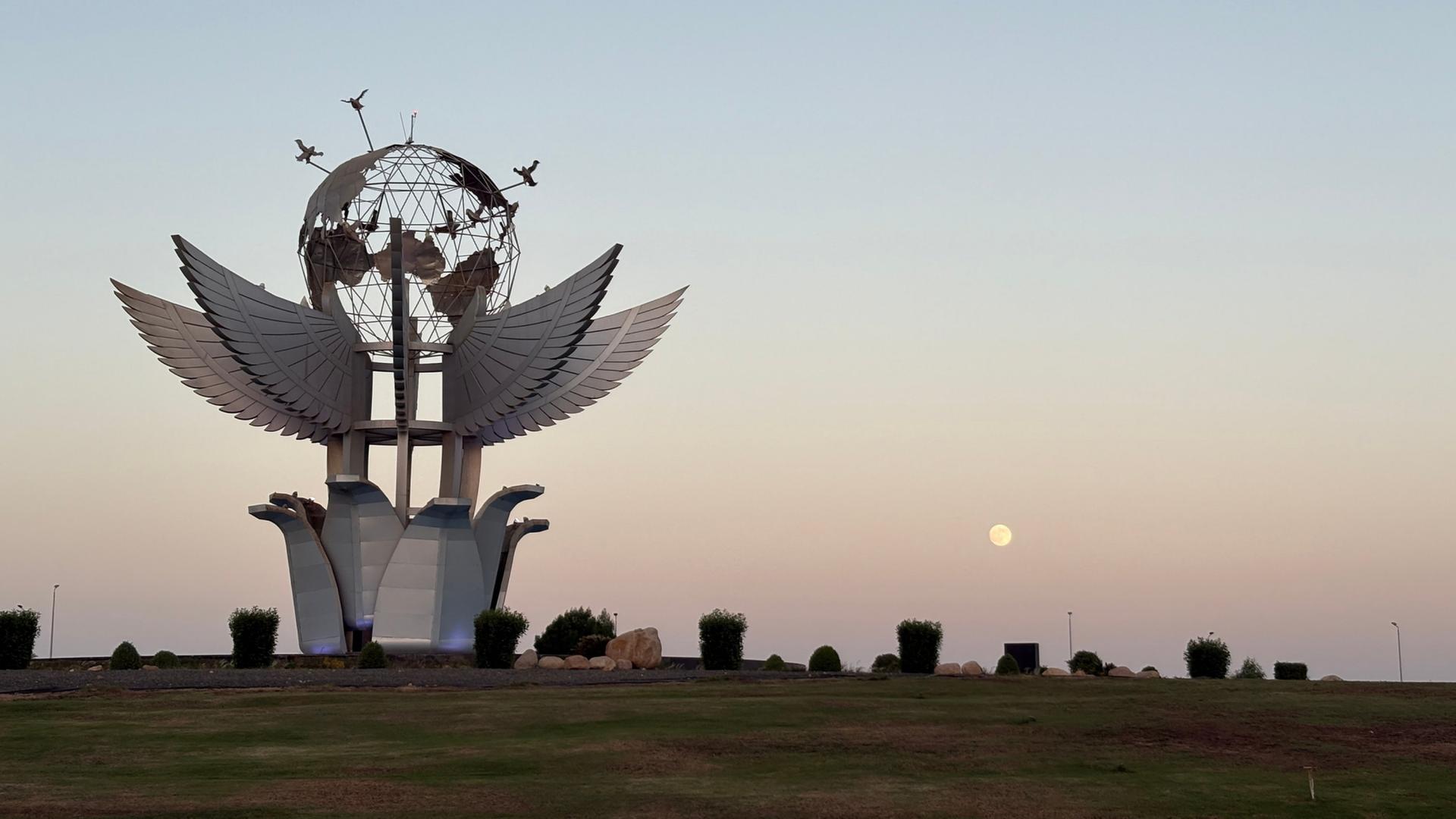 Die Sonne geht über dem Friedensplatz in Sharm el-Sheikh unter | AP