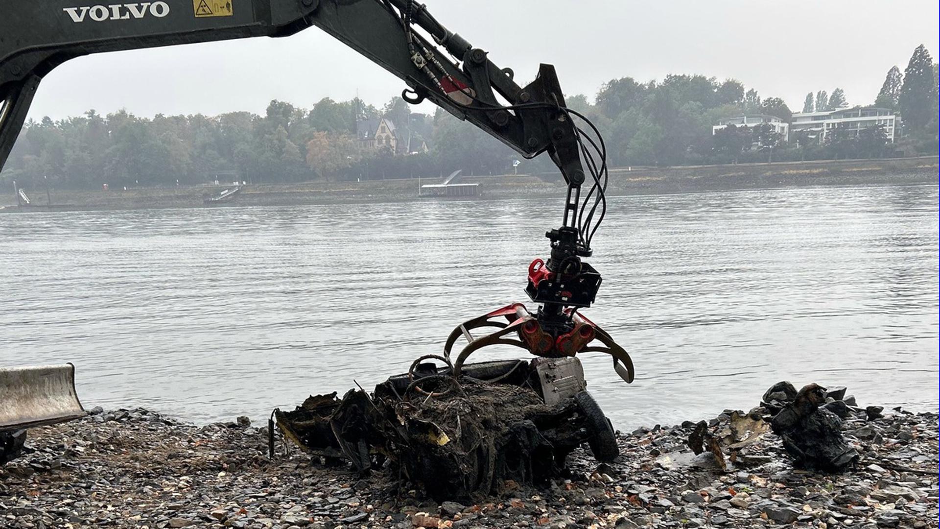 Fund im Rhein: Autowrack mit Knochenresten geborgen