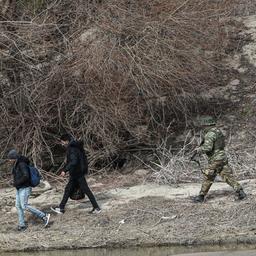 Archivbild: Griechische Soldaten verhaften eine Gruppe von Migranten beim Überqueren des Flusses Evros an der türkisch-griechischen Grenze