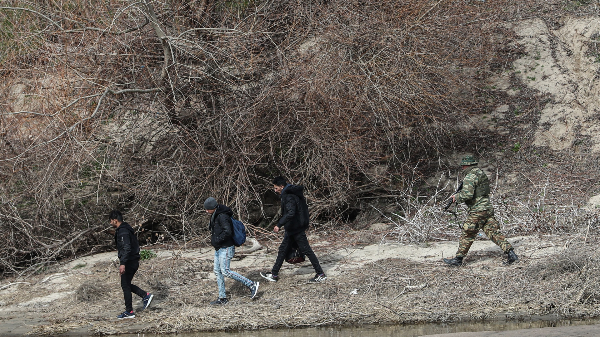 Archivbild: Griechische Soldaten verhaften eine Gruppe von Migranten beim Überqueren des Flusses Evros an der türkisch-griechischen Grenze