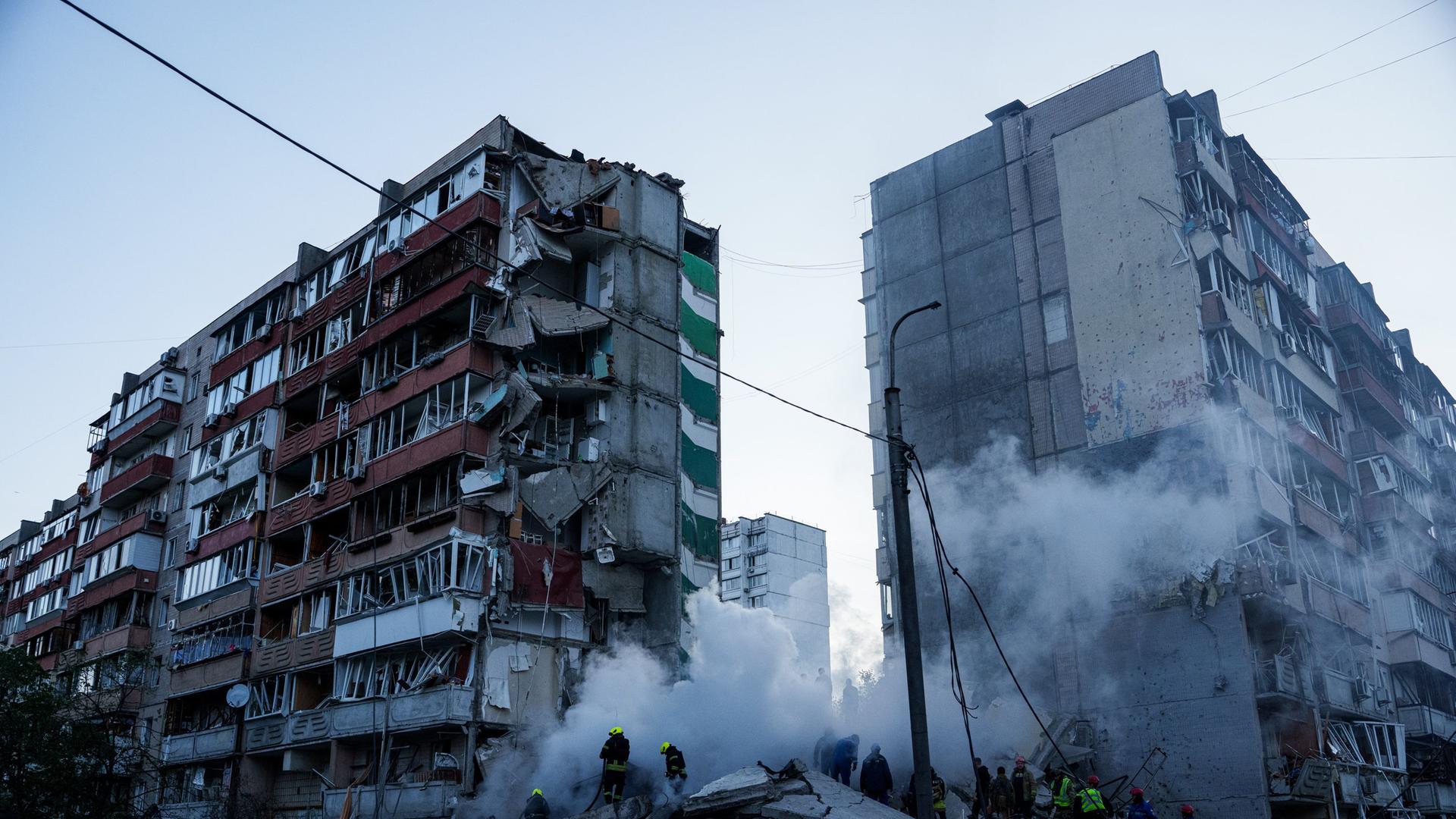 Rauch steigt aus den Trümmern eines zerstörten Hauses in Kiew auf | Evgeniy Maloletka/AP/dpa