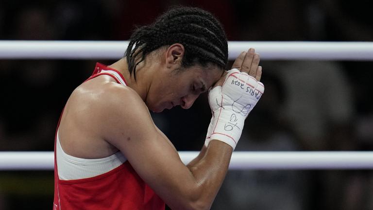 Die Algerierin Imane Khelif feiert, nachdem sie bei den Olympischen Sommerspielen 2024 die Ungarin Anna Hamori im 66-kg-Viertelfinal-Boxkampf der Frauen besiegt hat