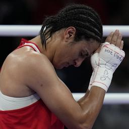 Die Algerierin Imane Khelif feiert, nachdem sie bei den Olympischen Sommerspielen 2024 die Ungarin Anna Hamori im 66-kg-Viertelfinal-Boxkampf der Frauen besiegt hat