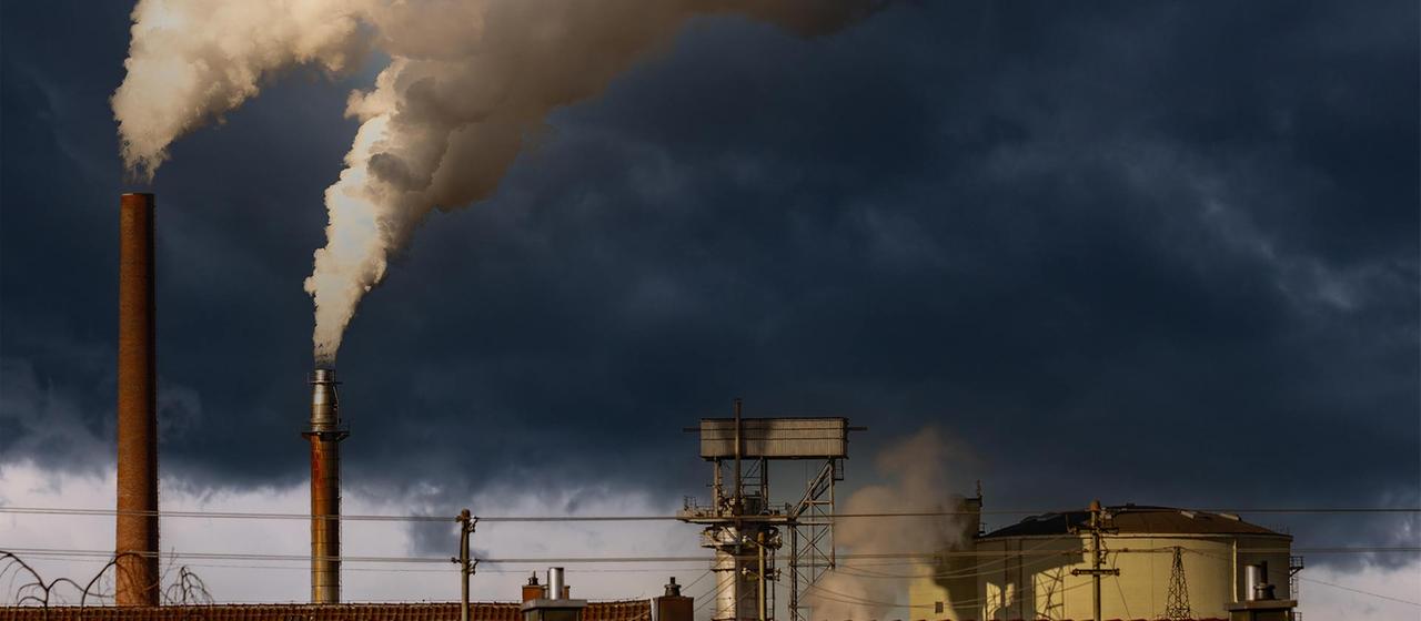 Qualmende Fabrikschornsteine 