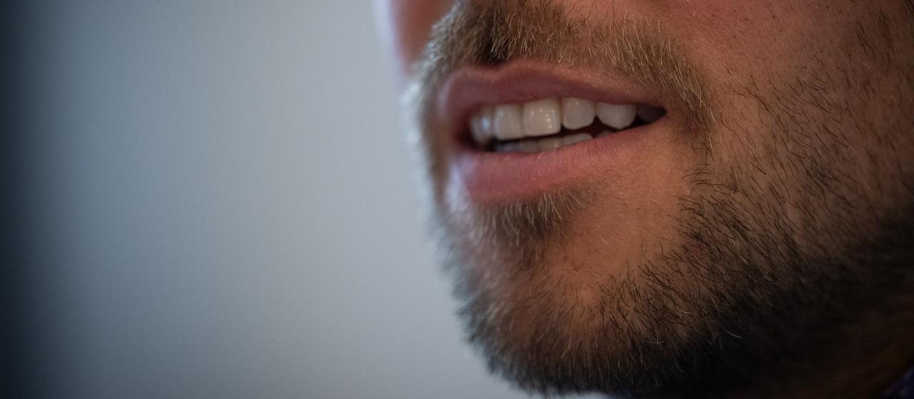 Untere Gesichtshälfte eines Mannes