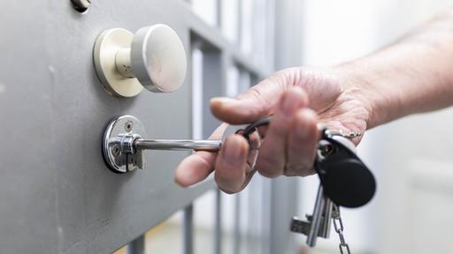 Zu lange Isolation, umstrittene Fixierungen
