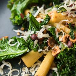 Grünkohl mit Pastinaken, Haselnüssen und Chilli.