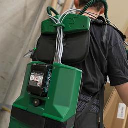 Nahaufname des Exoskelett. Es wird wie ein Rucksack getragen.