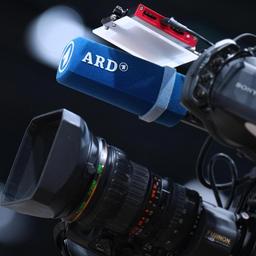 Das ARD-Logo ist auf einem Kamera-Mikrofon zu sehen.