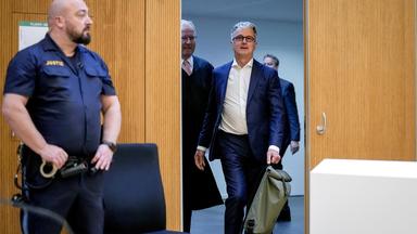 Rupert Stadler, ehemaliger Vorstandsvorsitzender des deutschen Automobilherstellers Audi, kommt in den Gerichtssaal zu seinem Prozess vor dem Landgericht.