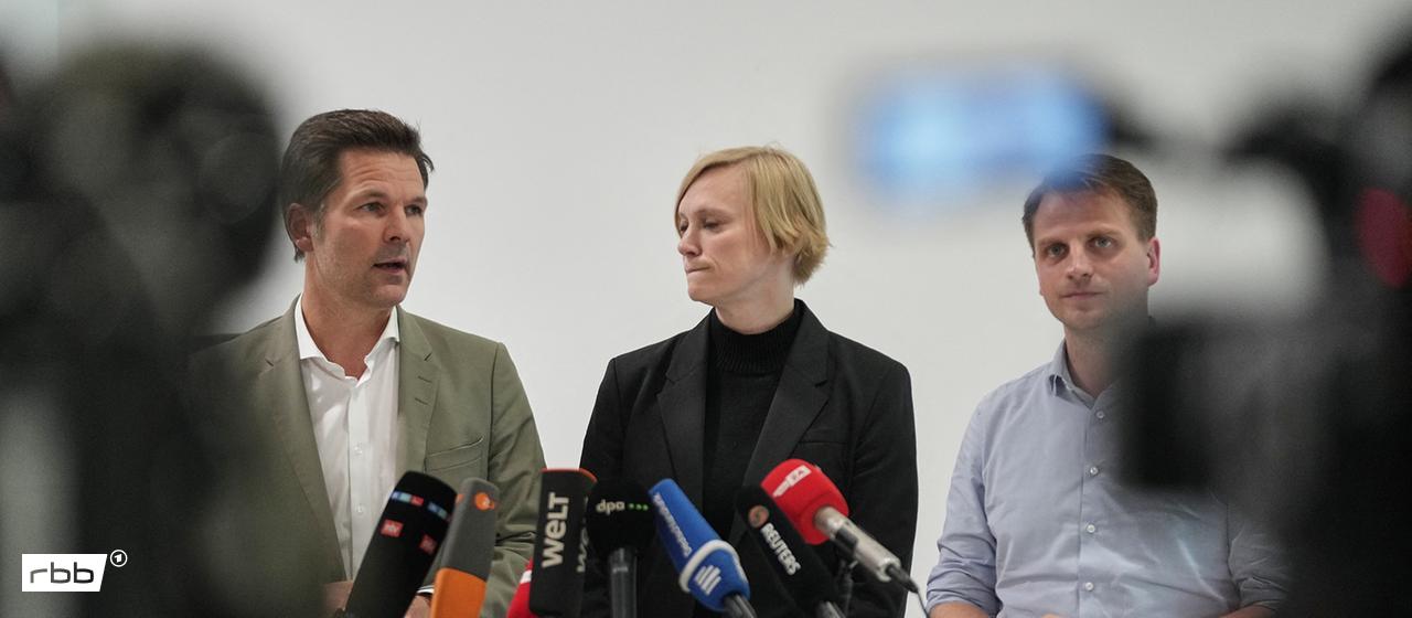 Steffen Krach (l-r, SPD), Nina Stahr (Bündnis90/Die Grünen) und Maximilian Schirmer (Die Linke) sprechen bei einem Pressestatement im Haus der Statistik. (Quelle: dpa/Sven Kaeuler)