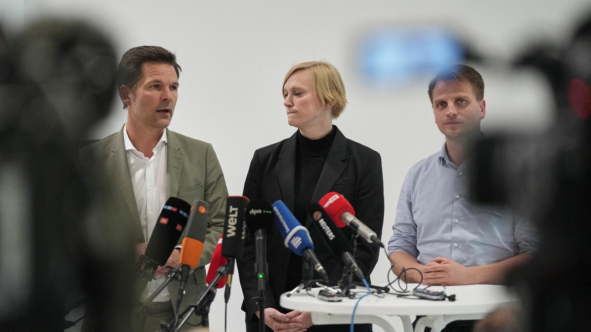 Steffen Krach (l-r, SPD), Nina Stahr (Bündnis90/Die Grünen) und Maximilian Schirmer (Die Linke) sprechen bei einem Pressestatement im Haus der Statistik. (Quelle: dpa/Sven Kaeuler) | dpa/Sven Kaeuler
