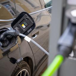 Ein Elektroauto hängt an einer Elektro-Ladesäule in der Innenstadt. Das Interesse an Elektroauto hat einer Forsa-Umfrage zufolge zugenommen. Höhere Energiepreise könnten einen Wandel bewirken.