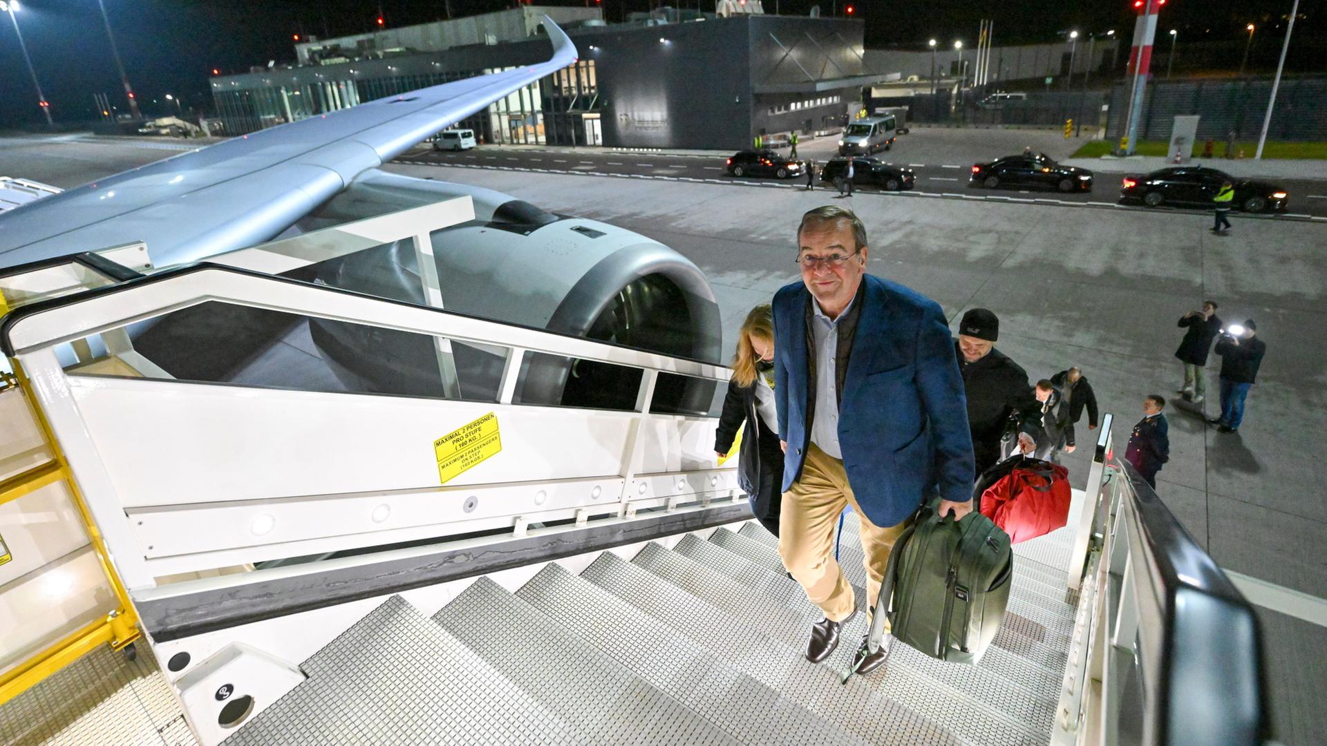 Boris Pistorius besteigt in Berlin ein Flugzeug. | Peter Kneffel/dpa