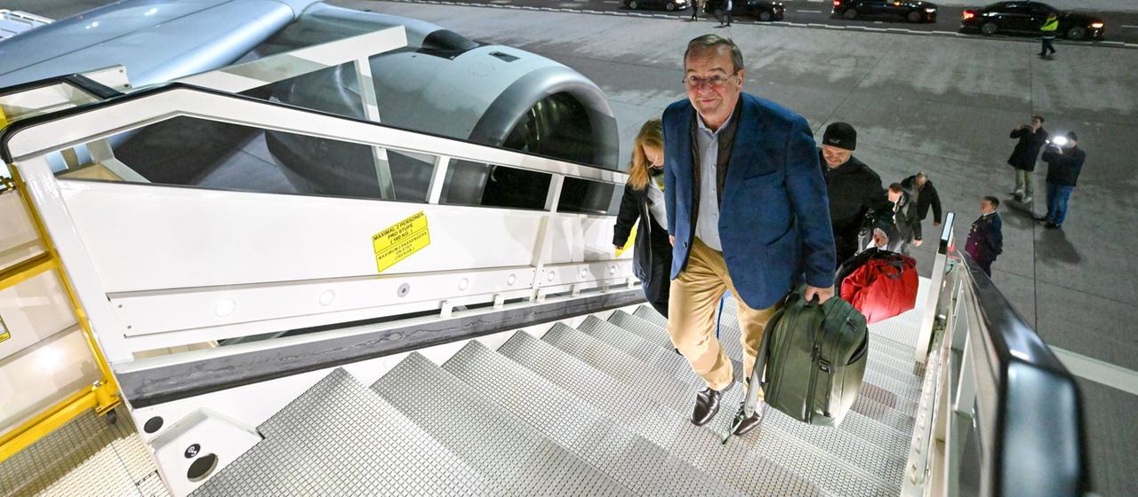 Boris Pistorius besteigt in Berlin ein Flugzeug.