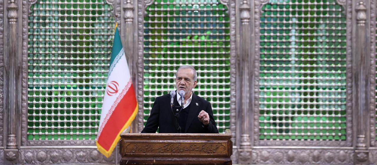 Massoud Peseschkian giving a speech