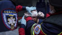 Sanitäter behandeln einen verletzten Einheimischen nach einem russischen Luftangriff auf ein Wohnviertel in Charkiw.