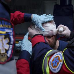 Sanitäter behandeln einen verletzten Einheimischen nach einem russischen Luftangriff auf ein Wohnviertel in Charkiw.