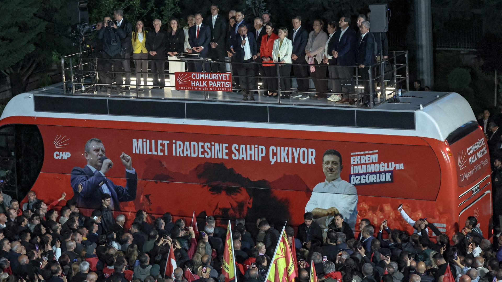 Özgür Özel steht auf einem Bus und spricht zu Demonstrierenden | ADEM ALTAN / AFP