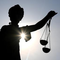 Die Statue der Justitia mit einer Waage und einem Schwert