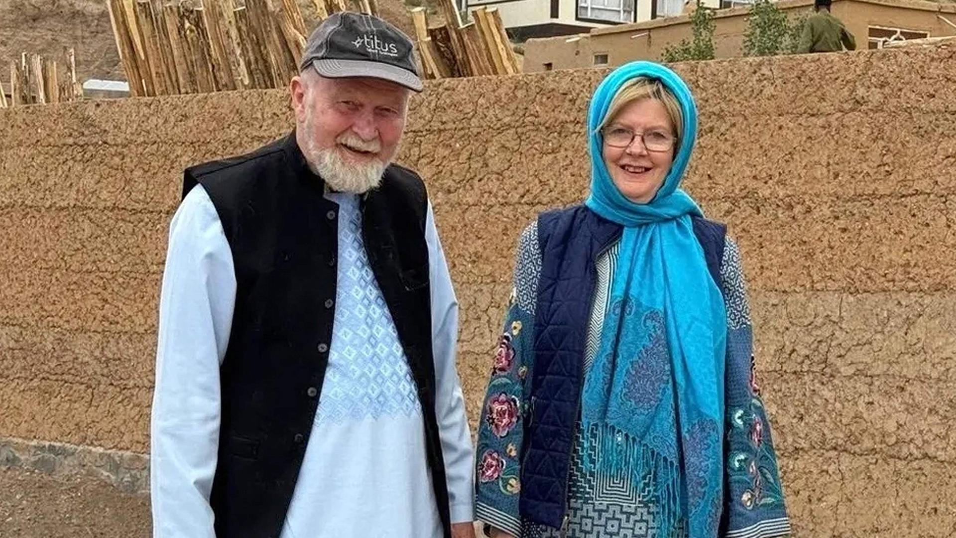 Ein undatiertes Handout-Foto, das am 1. August 2025 von der Familie von Peter und Barbie Reynolds in London veröffentlicht wurde, zeigt das Paar, wie es an einem unbekannten Ort für ein Foto posiert. | AFP PHOTO / Family handout via www.freepeterandbarbie.com