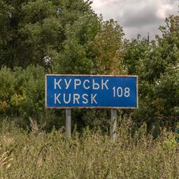 Schild mit dem Wort Kursk in lateinischer und kyrillischer Schrift.