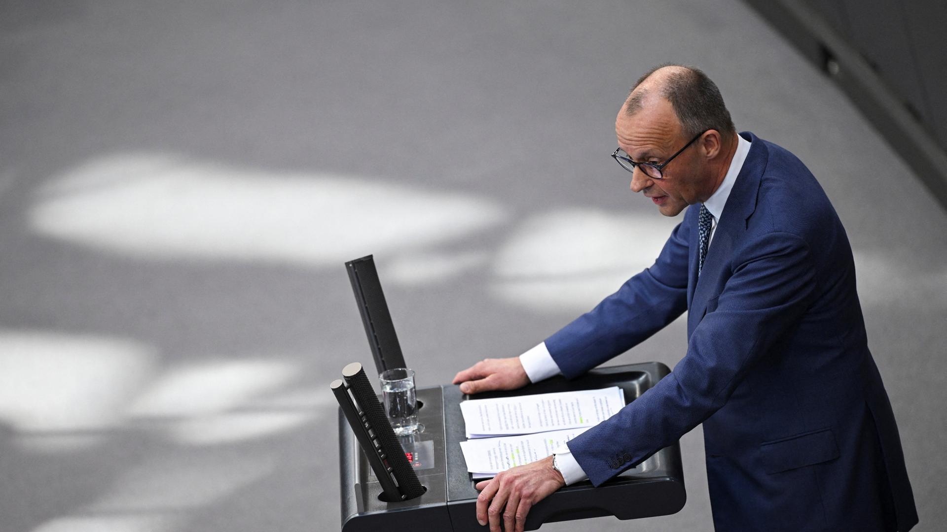 Friedrich Merz spricht im Bundestag. | REUTERS