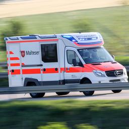 Ein Rettunsgwagen der Malteser fährt auf einer Straße.