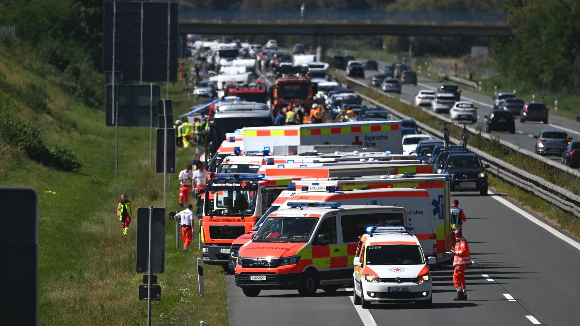 20 Verletzte bei Auffahrunfall mit Reisebus aus BW