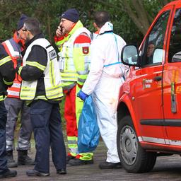 Rettungskräfte stehen vor einer Schule in Iserlohn.