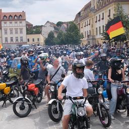 Zahlreiche Menschen versammeln sich mit ihren Simson-Mopeds auf dem Marktplatz von Wei&szlig;enfels, Sachsen-Anhalt.