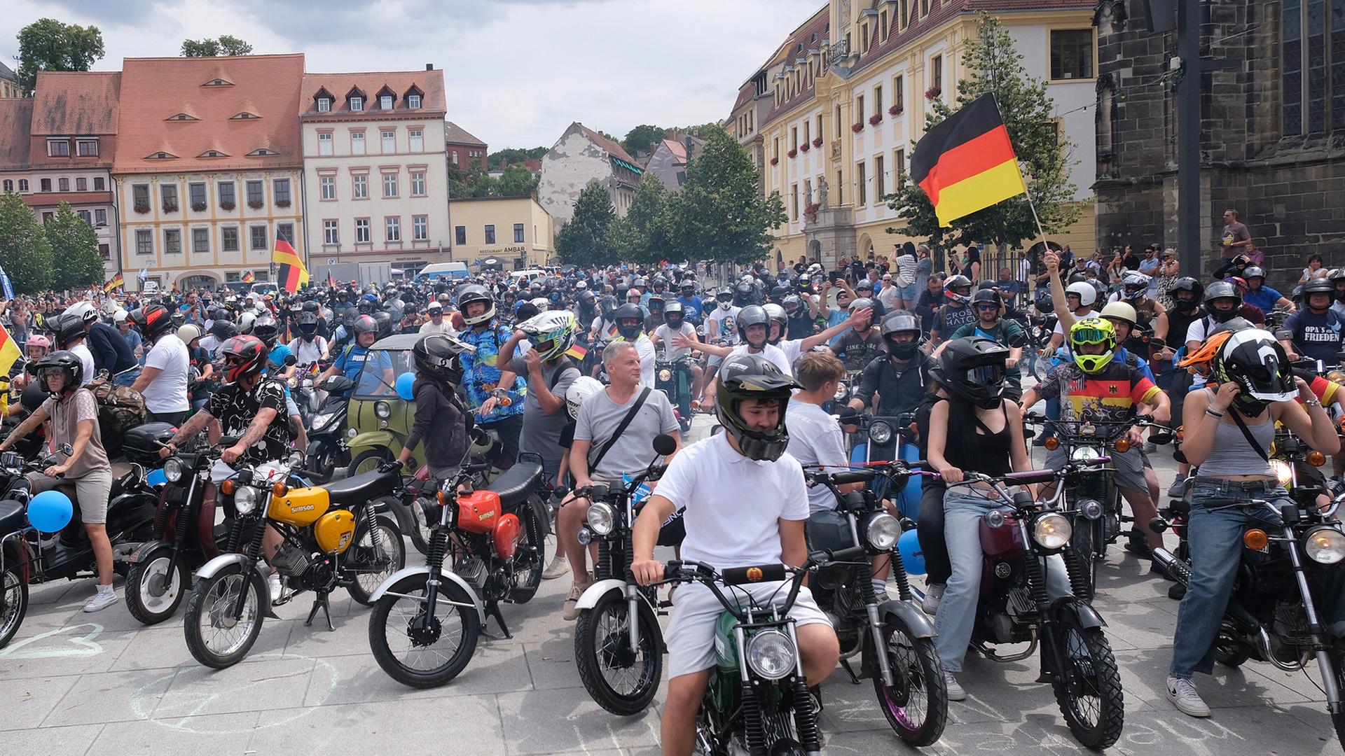 Zahlreiche Menschen versammeln sich mit ihren Simson-Mopeds auf dem Marktplatz von Weißenfels, Sachsen-Anhalt. | picture alliance/dpa