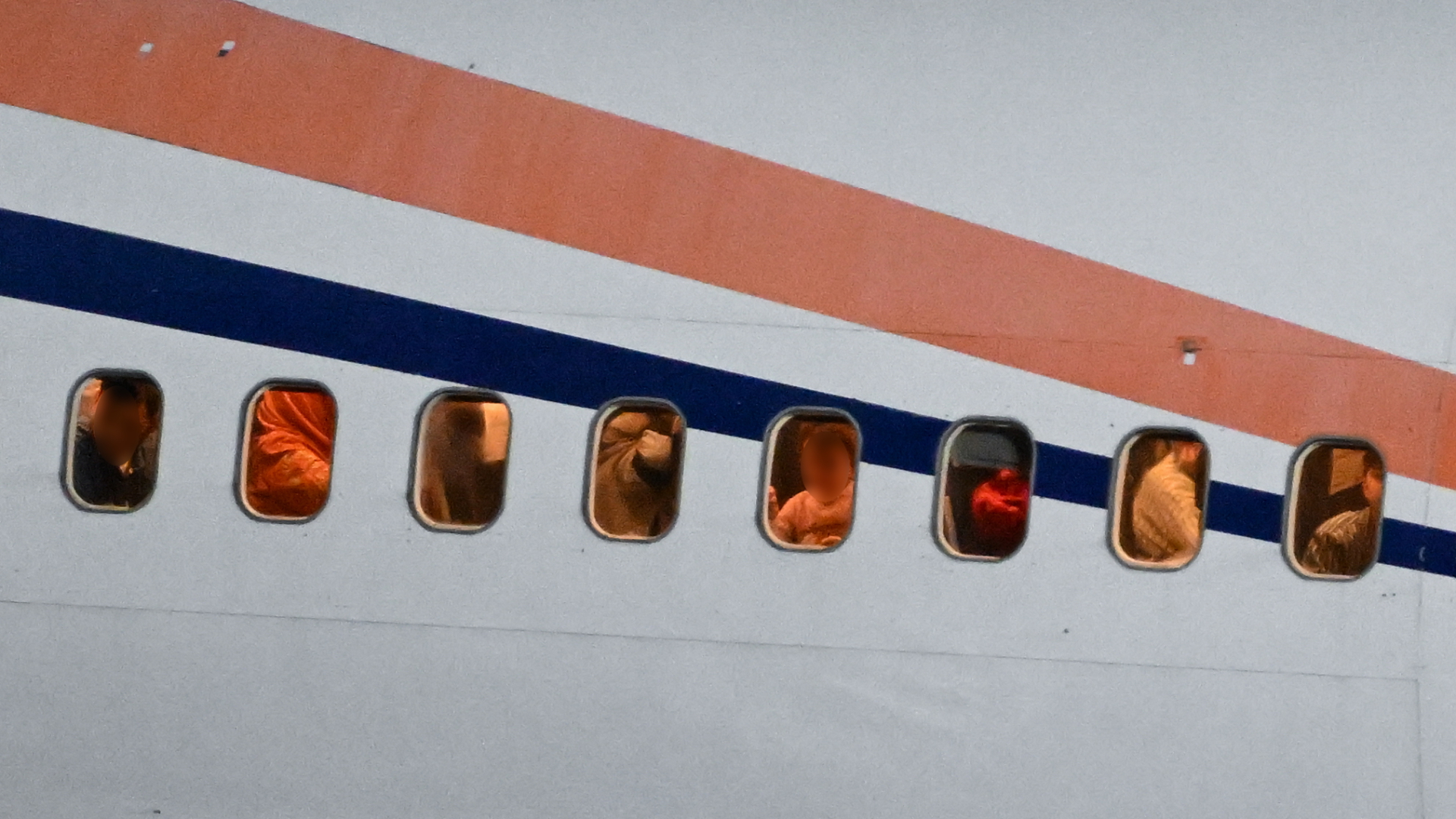 Flugzeug mit gefährdeten Afghaninnen und Afghanen landet in Düsseldorf | dpa Flugzeug mit gefährdeten Afghaninnen und Afghanen landet in Düsseldorf