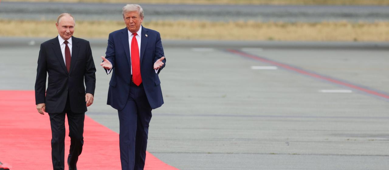 Wladimir Putin und Donald Trump gehen auf einem roten Teppich
