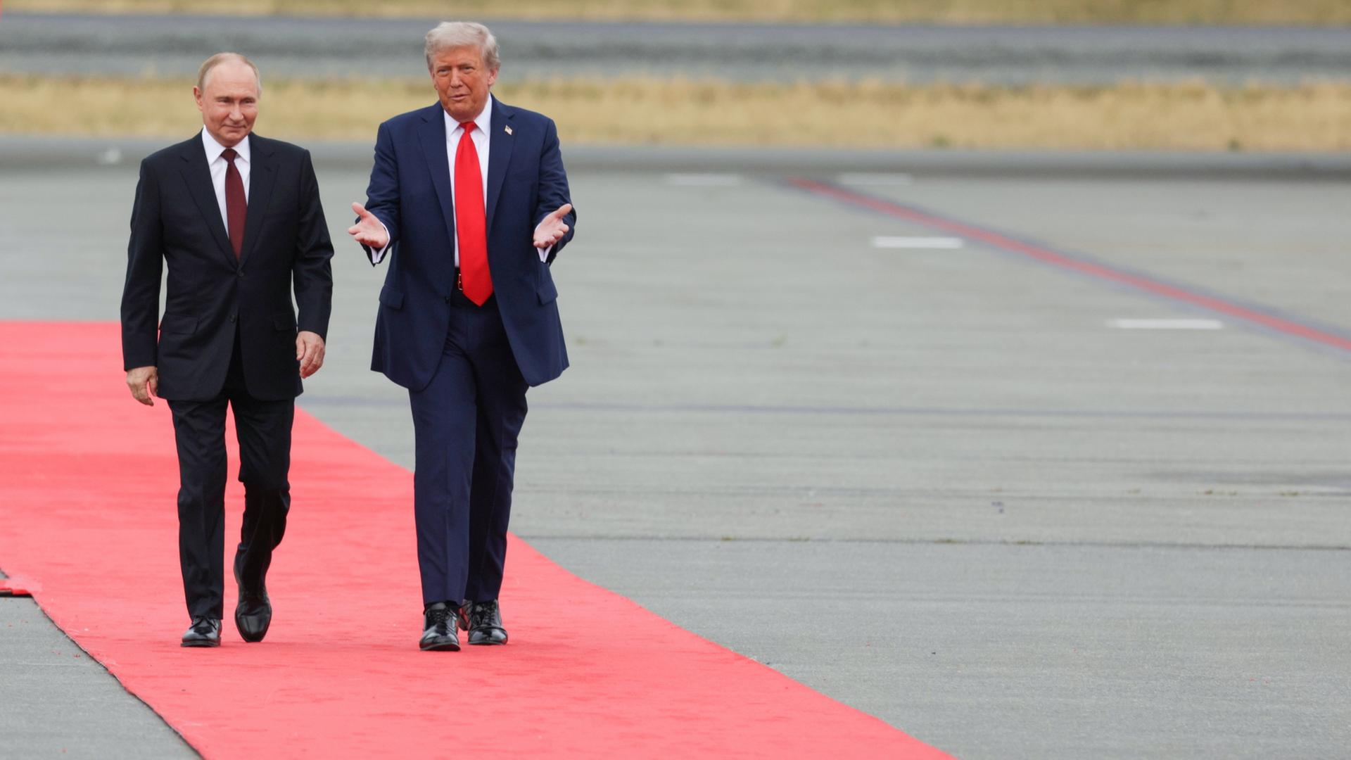 Wladimir Putin und Donald Trump gehen auf einem roten Teppich | EPA