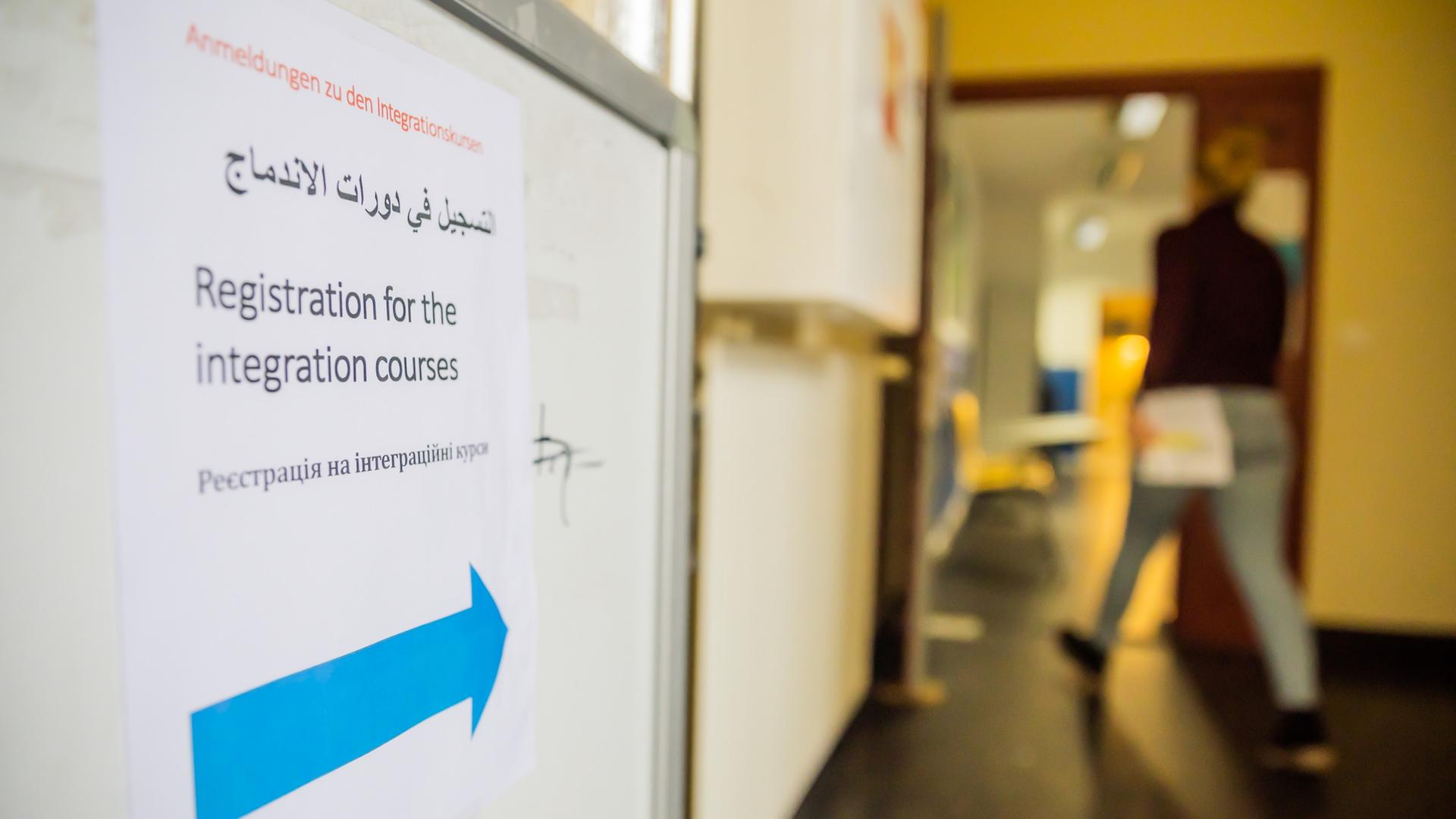 Ein Schild weist den Weg zu einem Integrationskurs