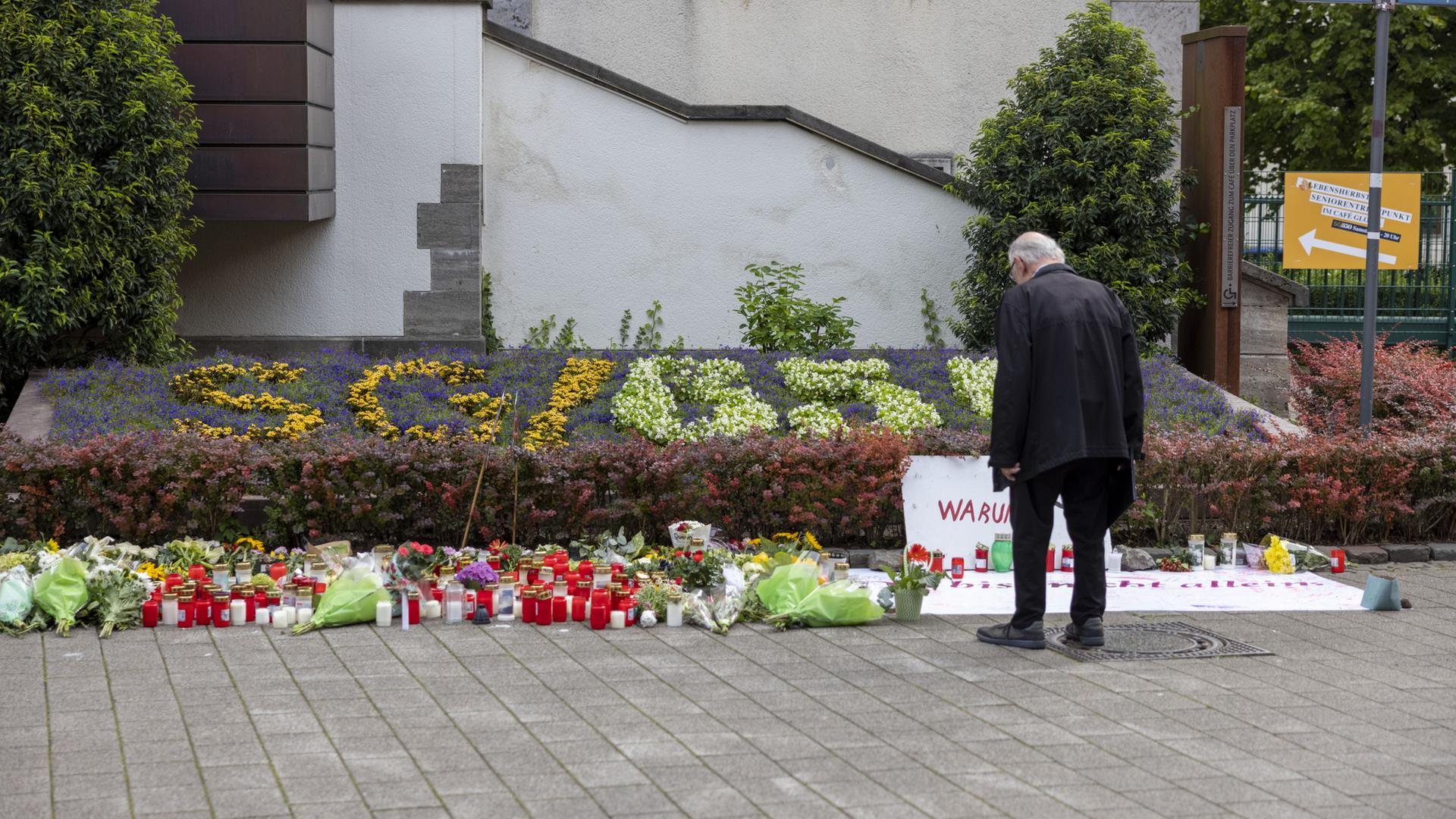  Ein Mann betrachtet Blumen die nach der Messerattacke auf dem Solinger Stadtfest in der Nähe des Tatortes niedergelegt wurden. | dpa