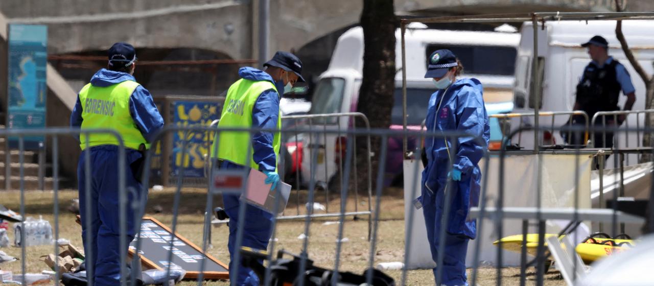 Forensiker ermitteln am Bondi Beach in Sydney, wo ein Anschlag auf ein jüdisches Fest verübt wurde.