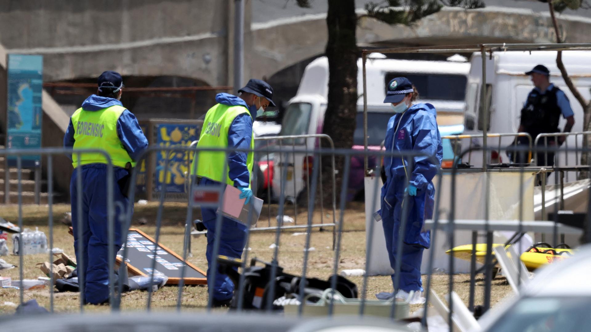 Forensiker ermitteln am Bondi Beach in Sydney, wo ein Anschlag auf ein jüdisches Fest verübt wurde. | REUTERS