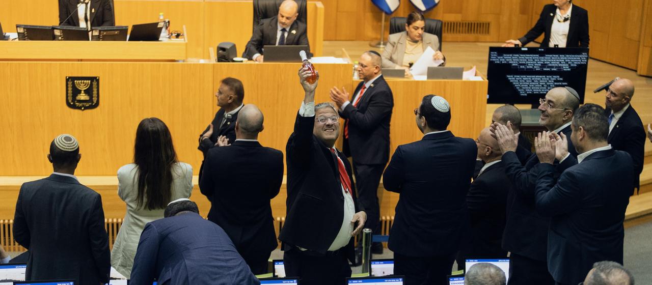 Itamar Gen Gvir bejubelt die Abstimmunbg zur Ausweitung der Todestarfe in der Knesset