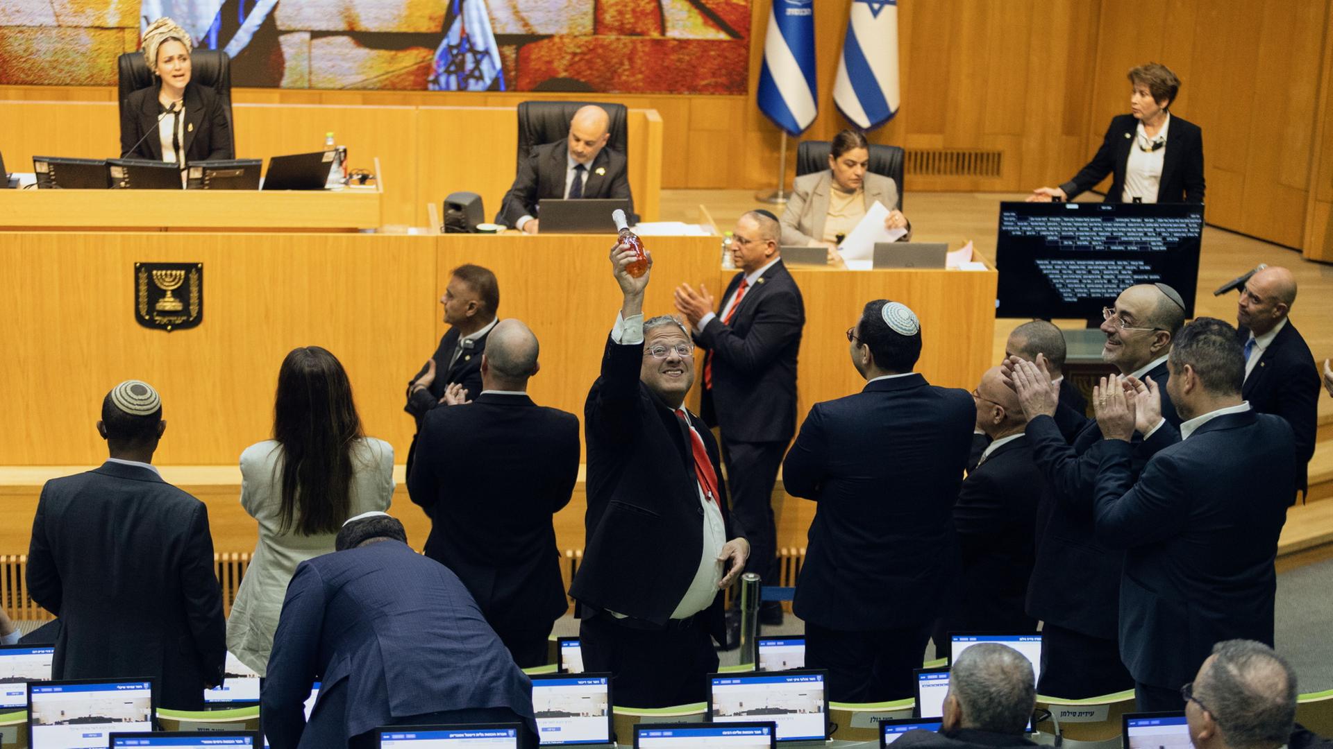 Itamar Gen Gvir bejubelt die Abstimmunbg zur Ausweitung der Todestarfe in der Knesset | Itay Cohen/AP/dpa
