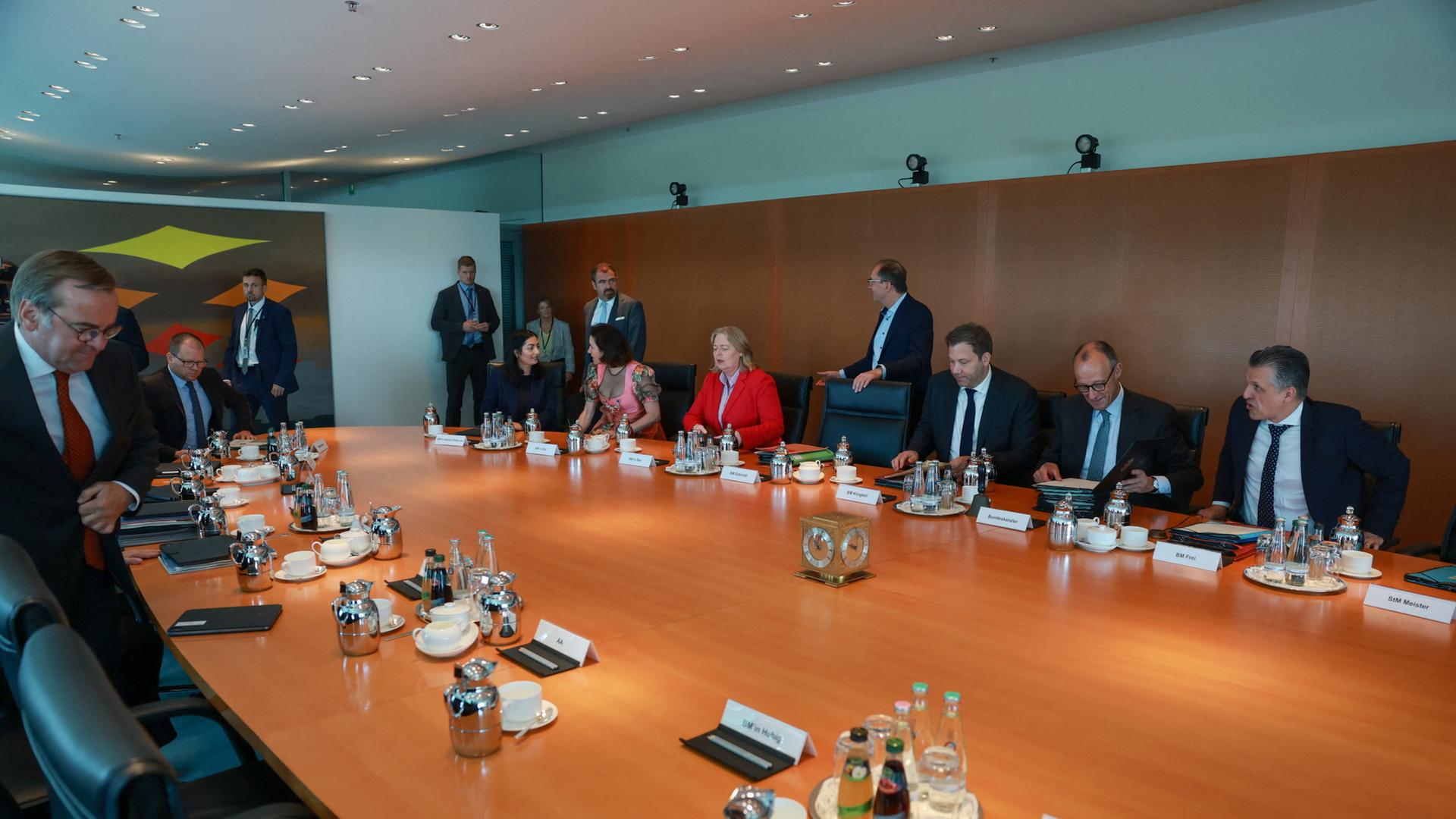 Ministerinnen und Minister von Union und SPD am Kabinettstisch | REUTERS