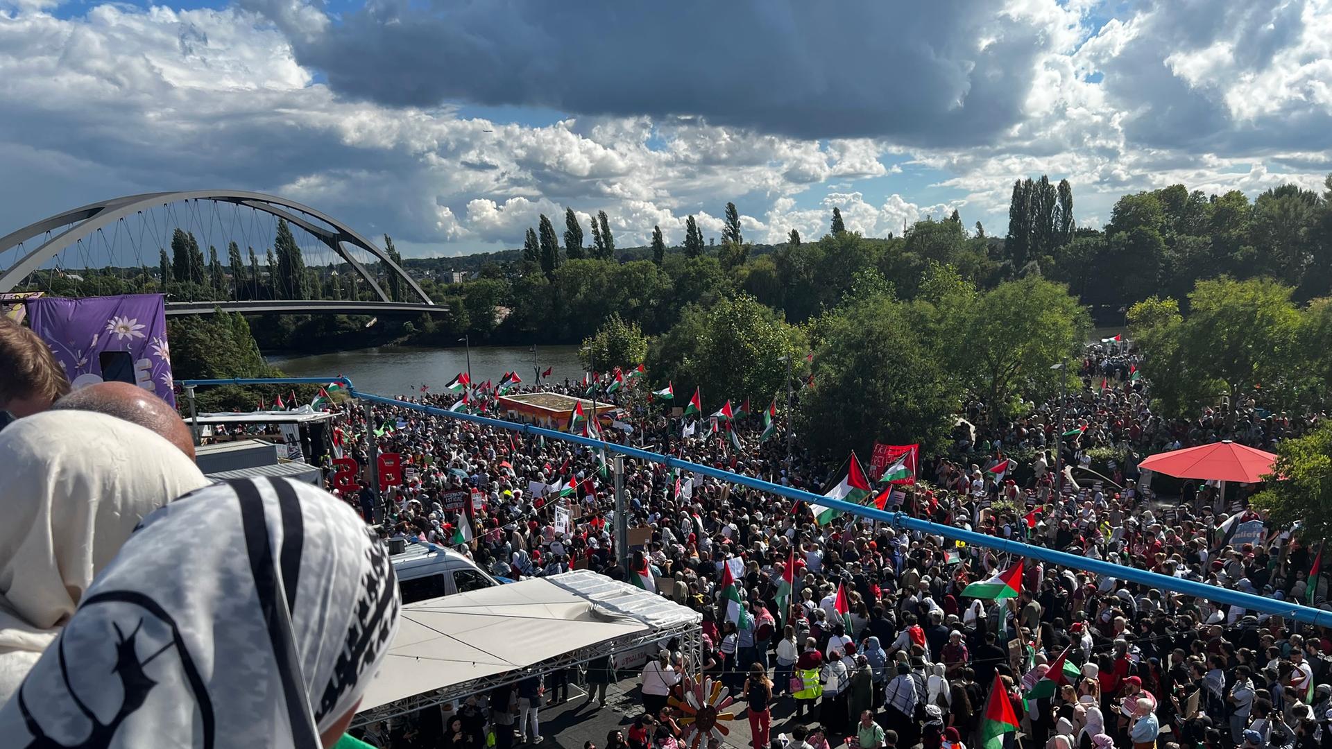 10.000 Menschen demonstrieren in Frankfurt für Palästinenserstaat