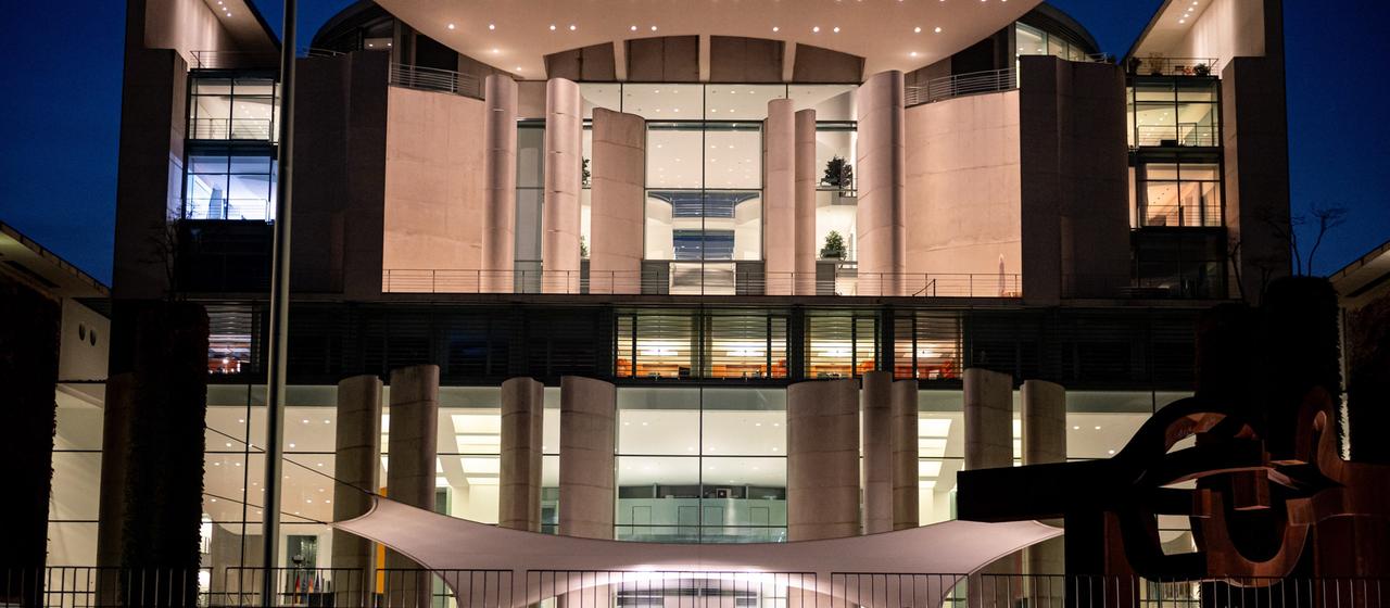 Kanzleramt in Berlin in Dunkelheit