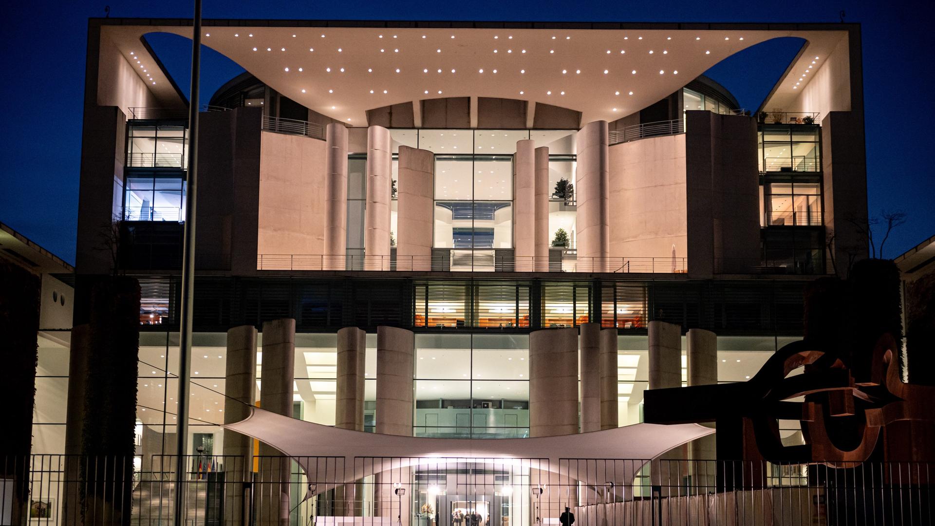 Kanzleramt in Berlin in Dunkelheit | dpa