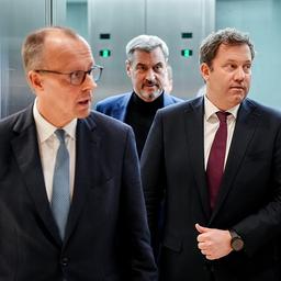 Friedrich Merz (l), Markus Söder und Lars Klingbeil kommen am Rande des Koalitionsausschusses zur Pressekonferenz.